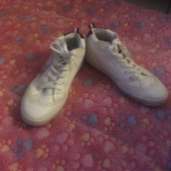 Sneakers lightly used, (Wore 1 time wear sandals) - Picture 2 of 3